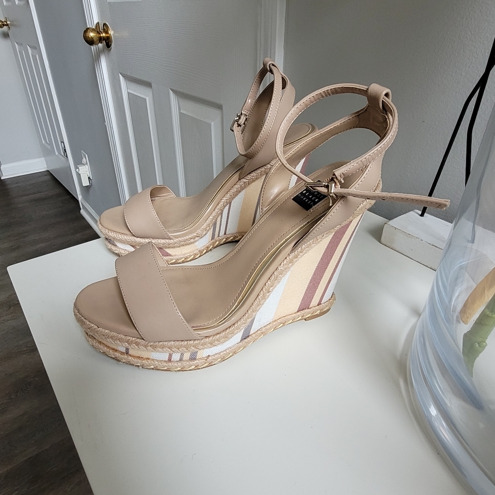 White house black Market pastel wedge, size 7, great pre-owned condition